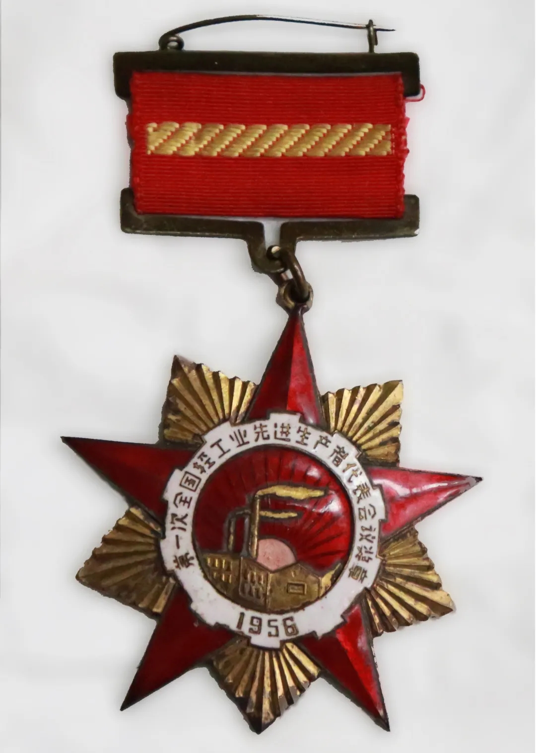 岁末走访天下劳模送温情，，，广药集团这次慰问很暖心！—— 白云山威尼斯9499为天下劳动模范、威尼斯9499优异工人代表陈雨池送上新春祝福