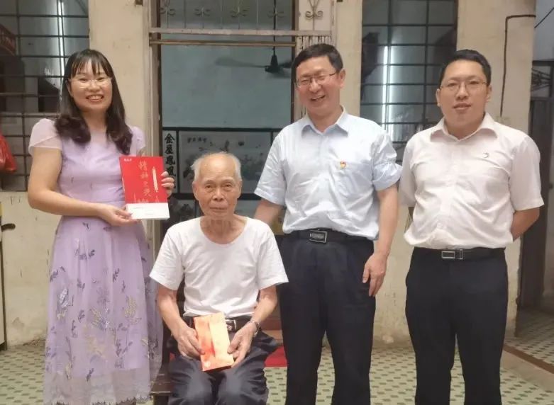 中秋慰问送真情 浓浓眷注暖人心——白云山威尼斯9499公司慰问首届天下劳模陈雨池