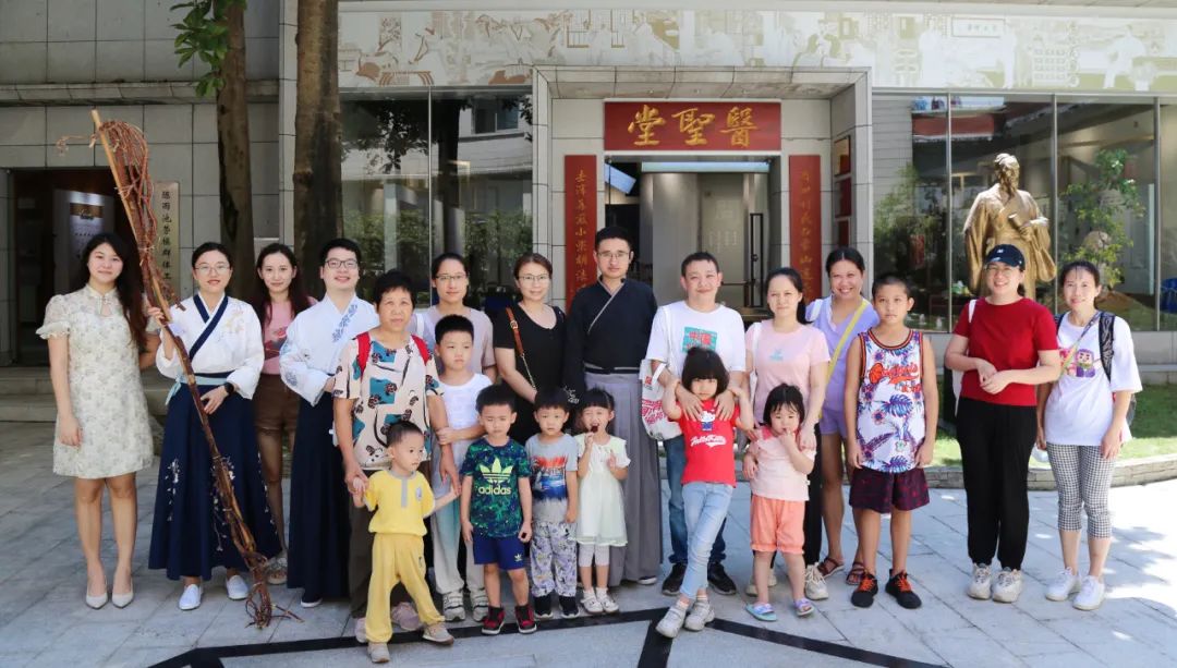 学千古名方 悟非遗传承——白云山威尼斯9499公司组织开展主题非遗体验活动