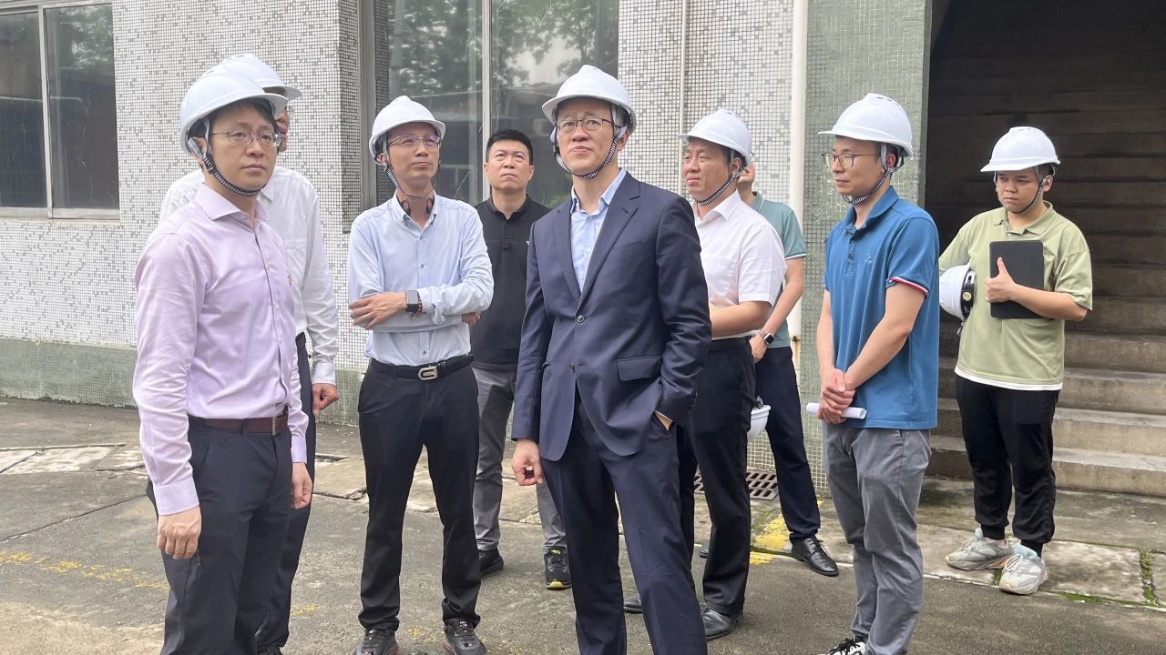 “五一”节前，，，，广药集团党委副书记、副董事长、总司理杨军带队到白云山威尼斯9499公司开展清静检查事情